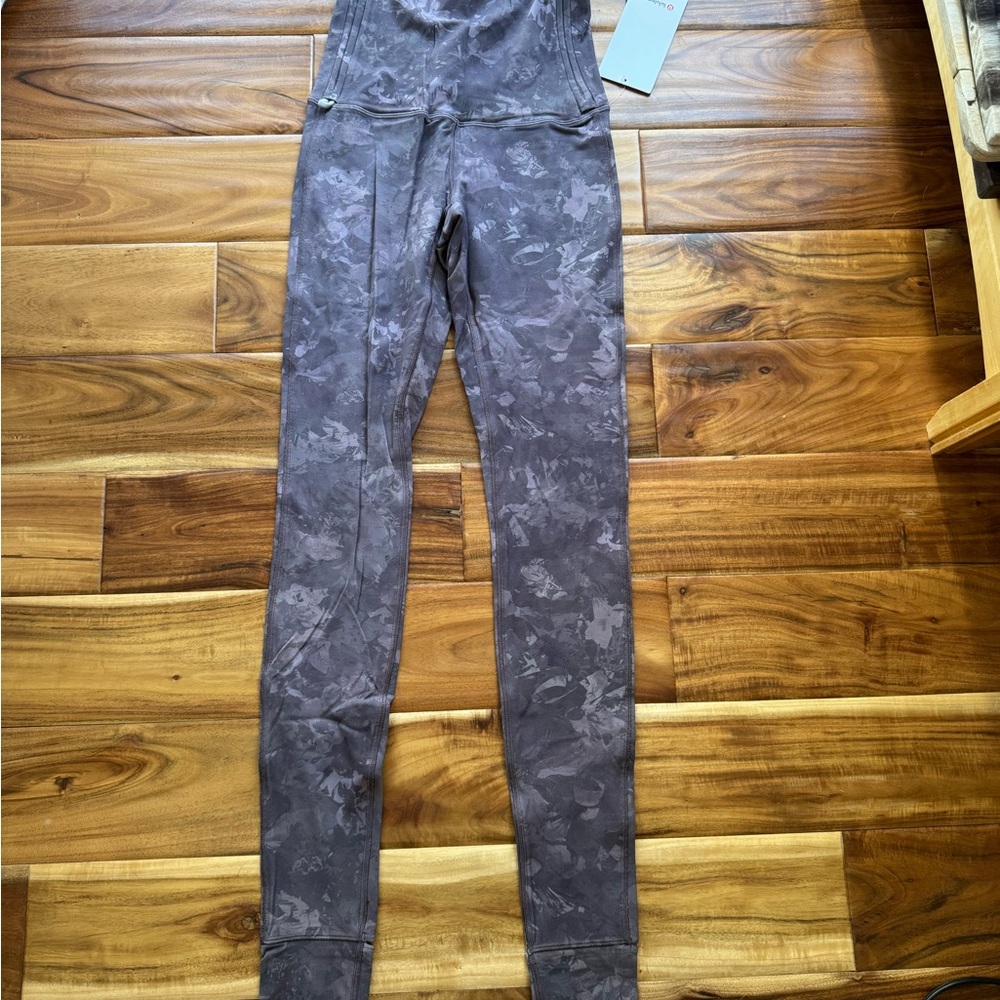 Hug your core SHR Tight 28” R Lululemon leggings NWT